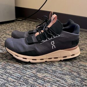 Women’s oncloud nova size 11